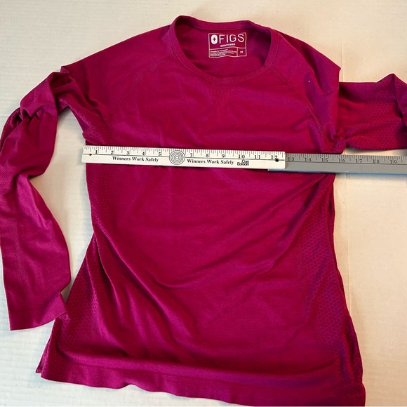 FIGS Women's Long Sleeve seamless under-scrub size Medium Color raspberry - Picture 4 of 5